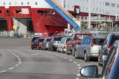 cars lined up to the cargo ship